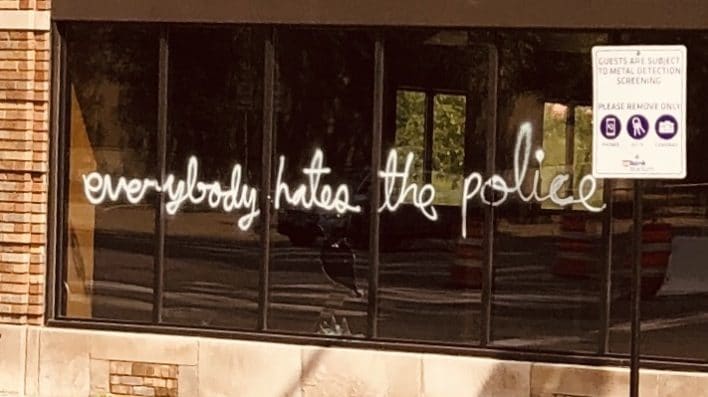 everybody hates the police graffiti